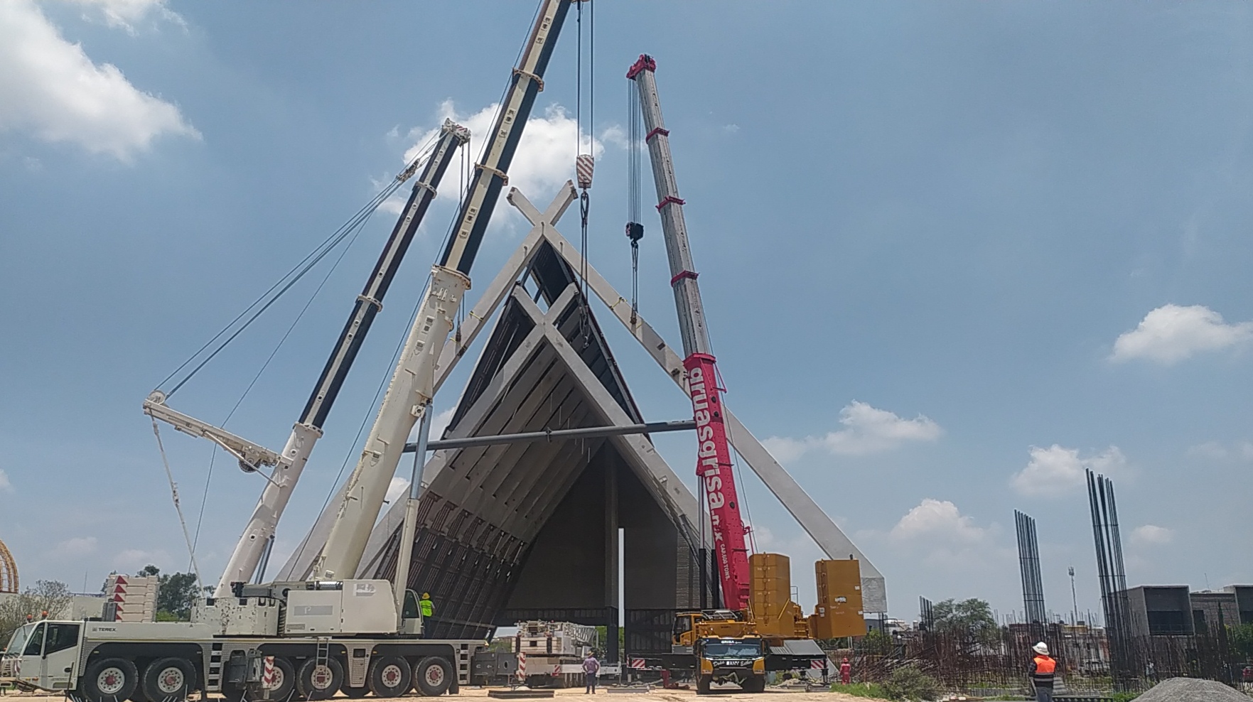 COLOCAN DÉCIMA COLUMNA DE “MI NUEVA CATEDRAL”, EN CELAYA